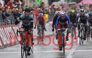 Giro d'Italia 2013, Mark Cavendish vince la 12^ tappa [VIDEO]