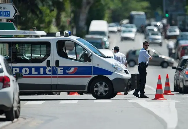 Parigi, sessantenne si suicida davanti ai bambini di un asilo