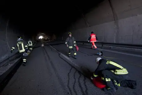 Scoppia pneumatico sulla A14: morto ragazzino di 11 anni