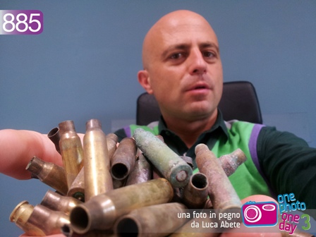 Luca Abete e i bossoli in riva al mare