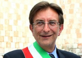 L'Aquila, Cialente toglie il tricolore dalla città
