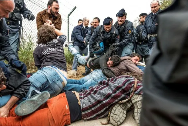 No Muos: scontri tra manifestanti e polizia, due fermati e tre agenti contusi [VIDEO]