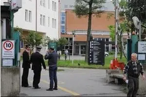 Donna incinta aggredita per strada con l'acido