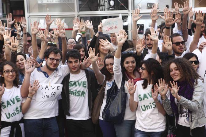 San Raffaele, studenti e docenti in piazza