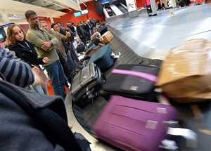 Svuotavano i bagagli negli aeroporti, 29 persone finiscono in manette