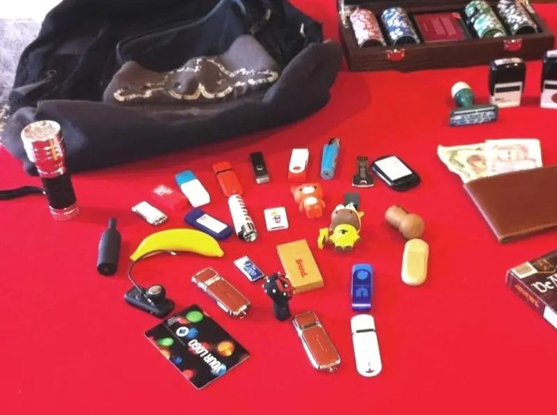 Si fotocopiano parti del corpo durante una rapina, incastrati i tre ladri