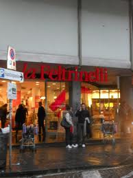 Allarme incendio alla Feltrinelli di Napoli, panico tra i clienti