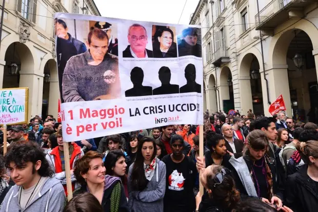 Torino, Primo Maggio di tensioni: il corteo attacca il Pd e mostra striscioni in onore di Preiti