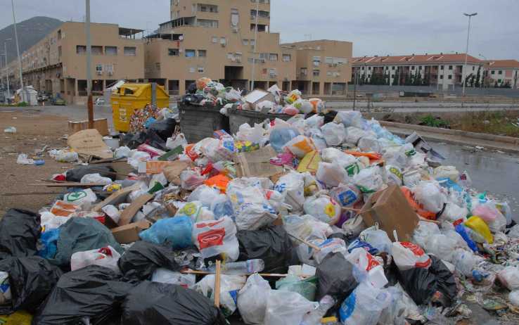 Palermo, i rifiuti provocano un incidente. Postiglione, in 5 giorni si torna alla normalità