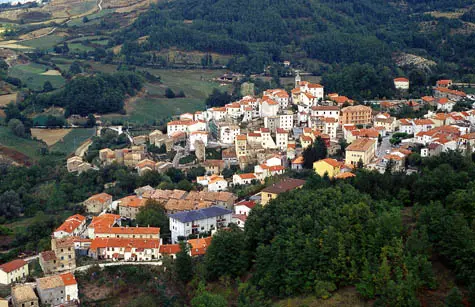 Primo Maggio fra tradizione e impegno civile in un paese coraggioso che ama le proprie radici