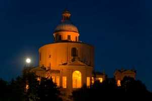San Luca, pellegrinaggio notturno per il mese mariano