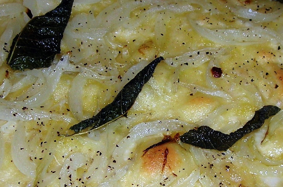 Schiacciata con cipolle e salvia