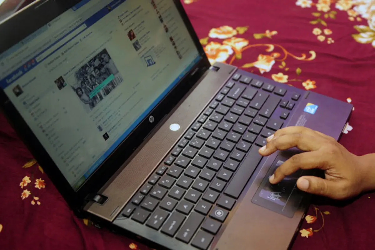 É reato usare false identità sul web