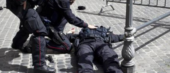 Sparatoria a Palazzo Chigi: "Volevo colpire un politico", e dalla politica le reazioni
