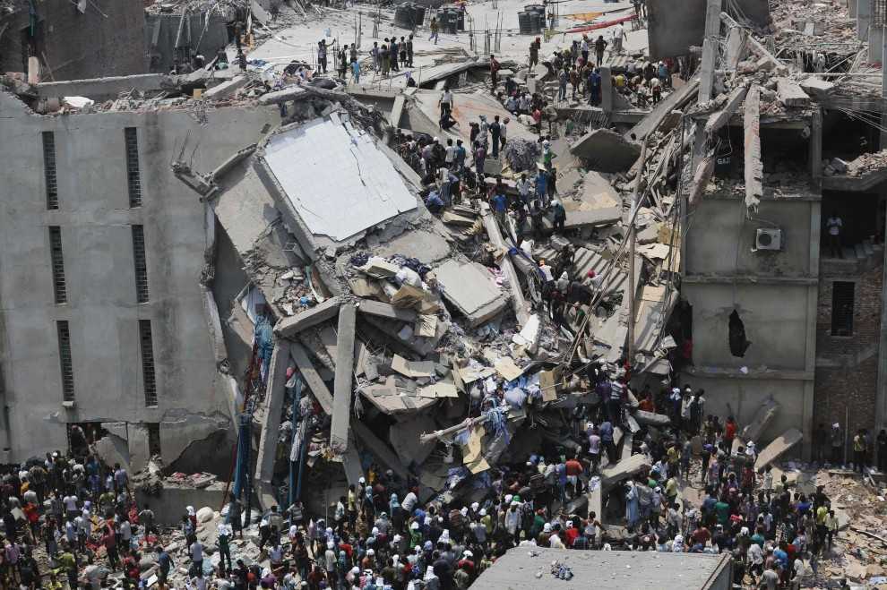 Bangladesh: crolla palazzo a Dacca, almeno 230 morti