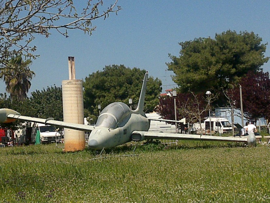 Decadentismo amministrativo: l'aereo caduto dal piedistallo il Comune di Lecce sta a guardare