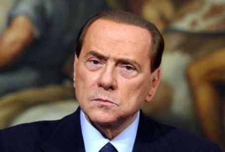 Berlusconi attacca i grillini: «Burattini che prendono ordini da uno squilibrato»