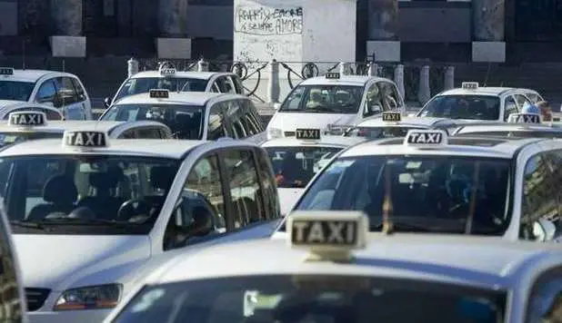Napoli: aumento delle tariffe dei taxi