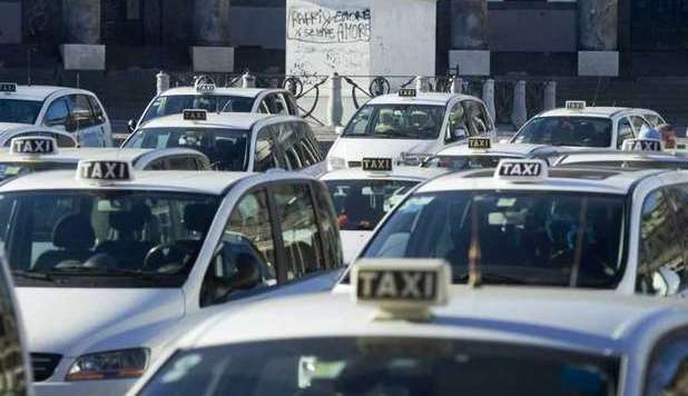 Napoli: aumento delle tariffe dei taxi