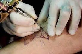 Milano, muore due giorni dopo aver fatto un tatuaggio: aperta un'inchiesta