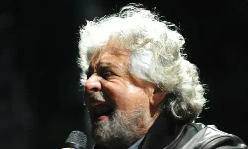 Grillo: "Bersani è il suicidio della Repubblica. Ha fatto le Berlusconarie"