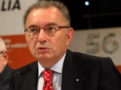 Squinzi critica l'inerzia della politica e avverte "Se chiudono le imprese muore il Paese"