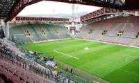 Calcio: Operai sistemano il manto erboso del "Nereo Rocco". Domani pomeriggio ci sarà Cagliari-Inter