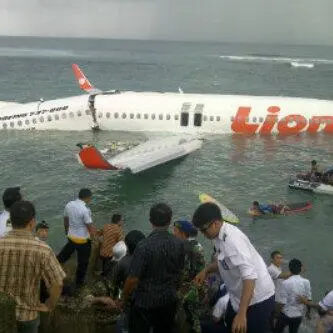 Indonesia: aereo precipita in mare, salvi i 100 passeggeri