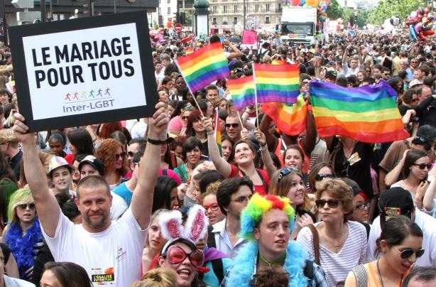 Senato francese approva matrimoni e adozioni per le coppie gay