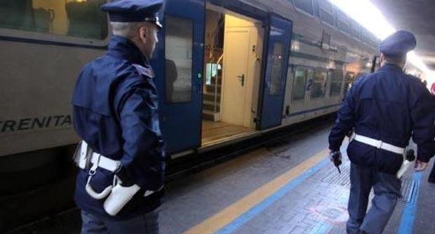 17enne picchiato dal branco su un treno: "Sei un punkabbestia e fai schifo"