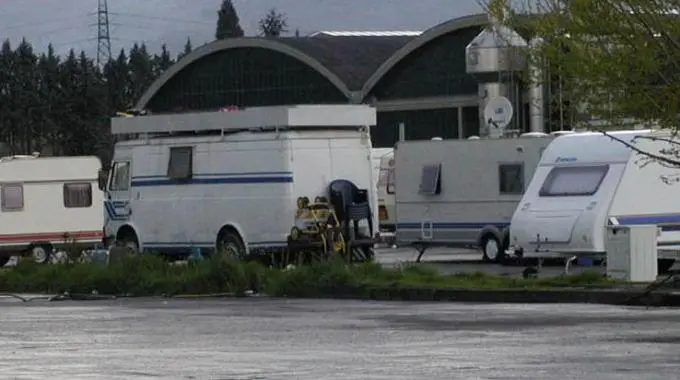 Truffa automobili online: arrestati 11 nomadi di origine italiana, le ottenevano gratis con minacce