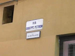 Bologna, via Petroni: due baristi s'incatenano in Comune