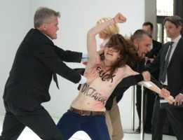 Femen, nuova protesta contro Putin e Merkel
