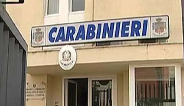 Agente di polizia si spara un colpo di pistola in testa davanti alla caserma dei carabinieri
