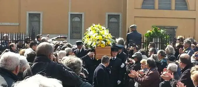 Jannacci: «Si potrebbe andare tutti al tuo funerale». Folla di gente per l'ultimo saluto