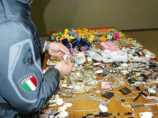 Torino: sequestrati dalla guardia di finanza 222.000 articoli di bigiotteria contraffatti