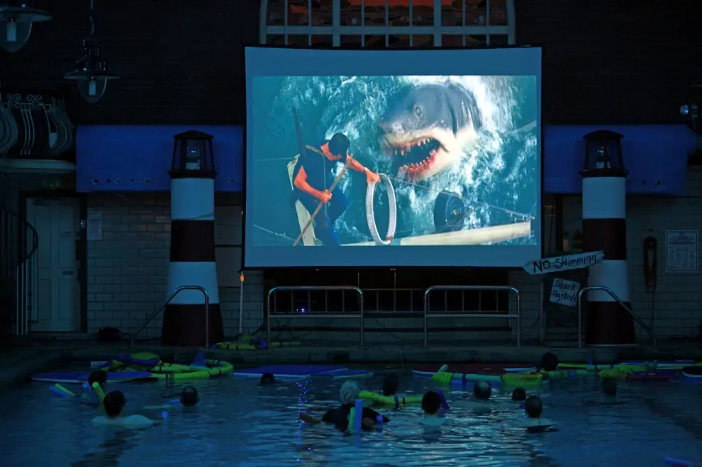 Al cinema in piscina: la nuova trovata che spopola in Inghilterra