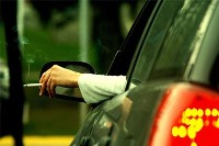 Introdurre il divieto di fumo nei veicoli