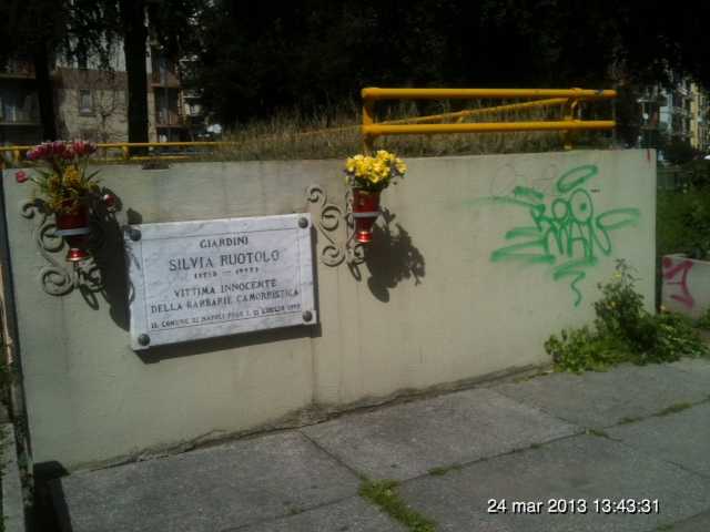 Napoli: imbrattato il muro con la lapide di Silvia Ruotolo