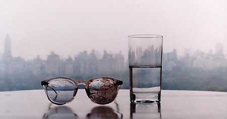 Yoko Ono pubblica la foto degli occhiali insanguinati di John Lennon, contro l'abuso delle armi
