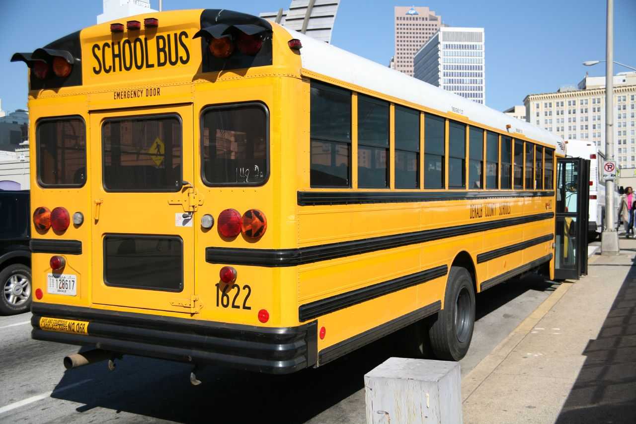 Cisterna: scuolabus investe una settantenne, ricoverata in condizioni critiche