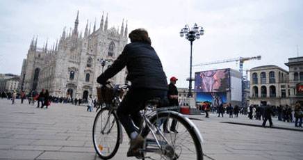 Milano, la domenica a piedi si dimezza: auto ferme soltanto fino alle 14