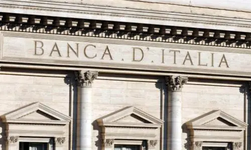 Nuovo record del debito pubblico. Fitch rivede in ribasso le stime della crescita economica