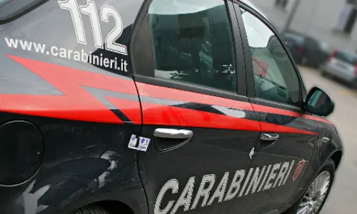 Spara alla moglie e si toglie la vita