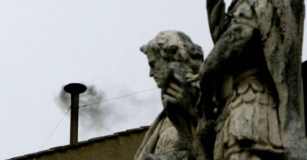 Conclave, avvenuta la prima fumata: è nera