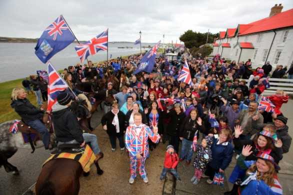 Referendum isole Falkland. Rimangono sotto il governo britannico