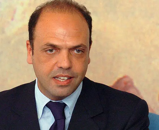 Protesta Pdl davanti al tribunale. Alfano: «Non parteciperemo alle prime sedute del Parlamento»