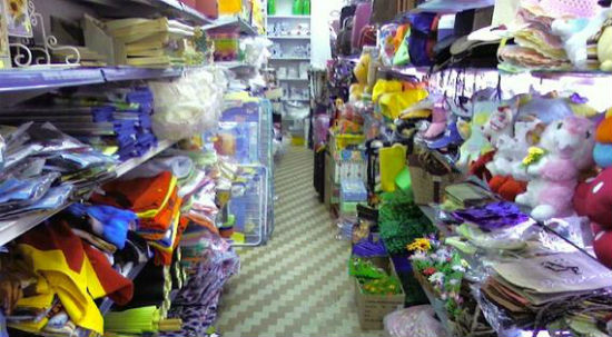 Ragazzi tentano furto in un negozio di cinesi, fermati dal proprietario