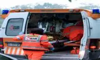 Riparava veicolo: schiacciato dal bus, prognosi riservata