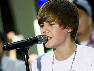 La star Justin Bieber si sente male durante un suo concerto a Londra
